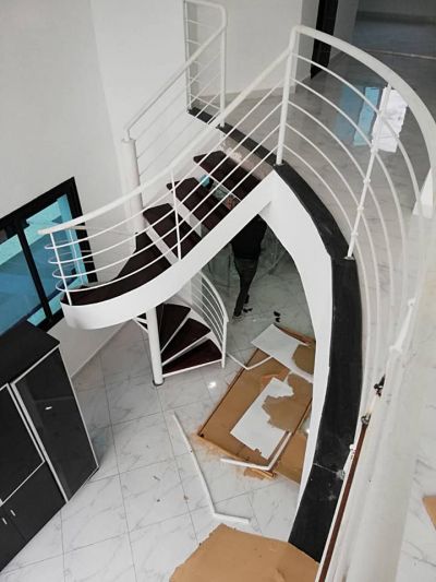 Escaliers en marbre noir et rampes en inox